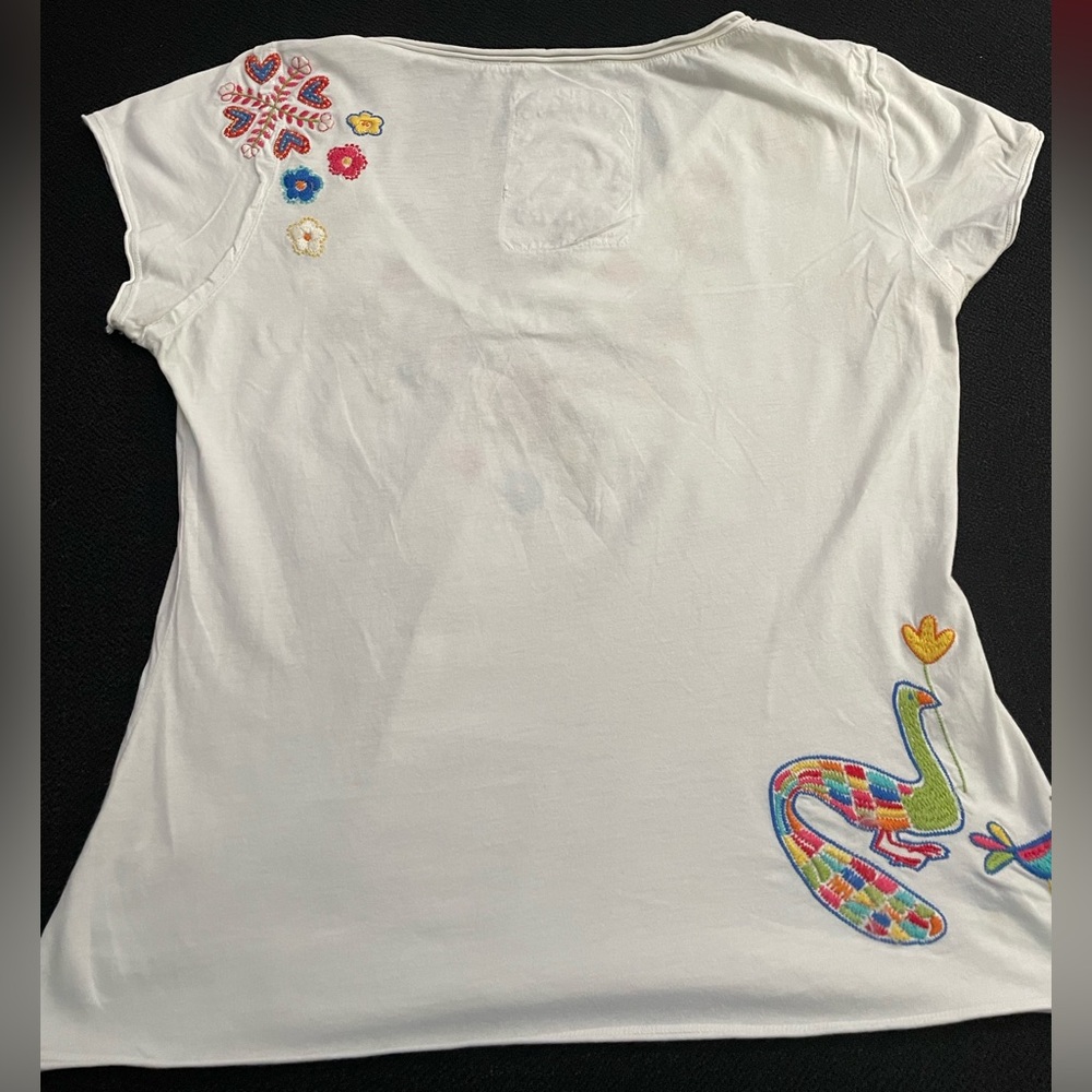 Johnny Was white v-neck Hinga tee w/ peacock & floral embroidery sz M (?) - Picture 5 of 9